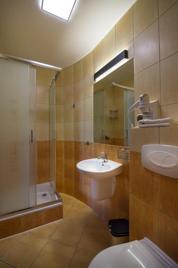 Hotel Ros Pisz Bagian luar foto