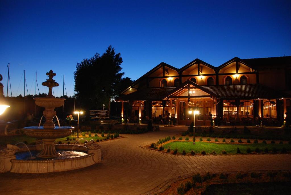 Hotel Ros Pisz Bagian luar foto